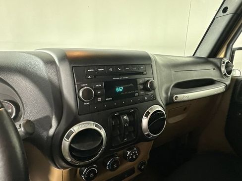 Used 2015 Jeep Wrangler Unlimited Sahara w/ Connectivity Group AWD/4WD image 24