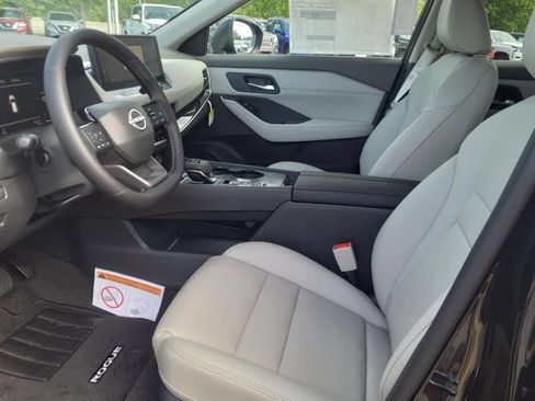 Used 2025 Nissan Rogue SL FWD image 5