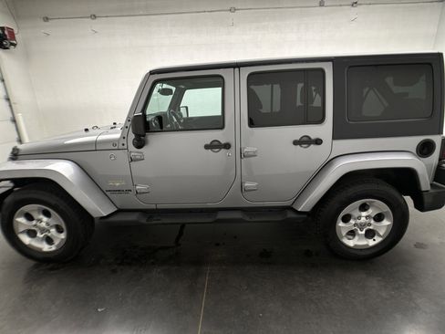 Used 2014 Jeep Wrangler Unlimited Sahara w/ Connectivity Group AWD/4WD image 33