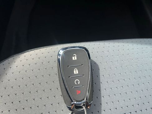 Used 2025 Chevrolet Trax LT w/ LT Convenience Package image 18