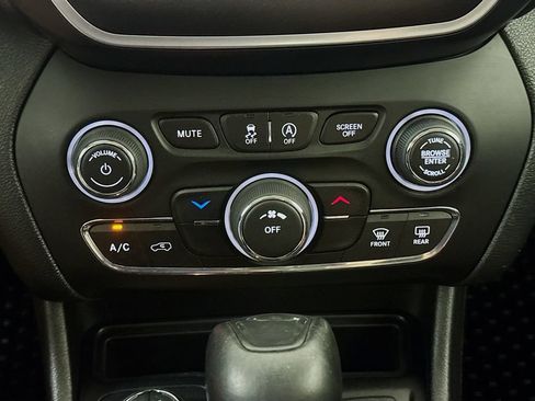 Used 2020 Jeep Cherokee Trailhawk AWD/4WD image 18