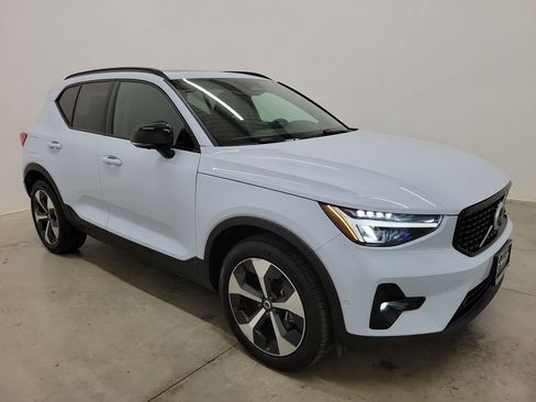 Certified 2025 Volvo XC40 B5 Plus image 4