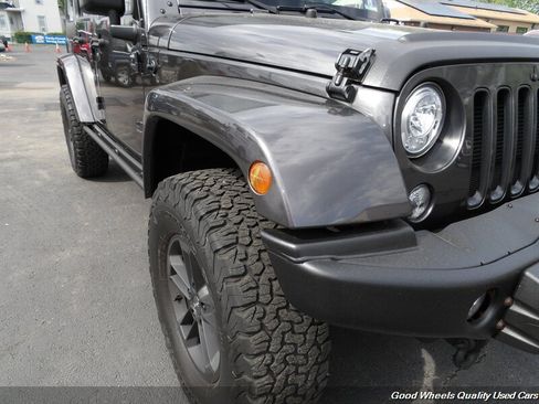 Used 2017 Jeep Wrangler Unlimited Sahara AWD/4WD image 10
