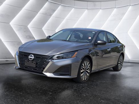 Used 2025 Nissan Altima 2.5 SV FWD image 6