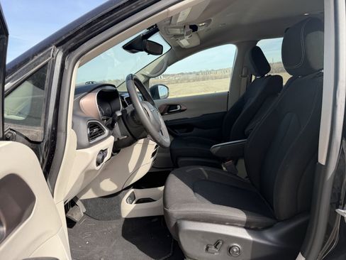 Used 2023 Chrysler Voyager LX image 3