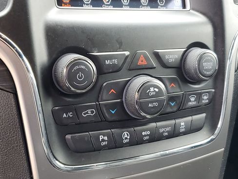 Used 2021 Jeep Grand Cherokee Laredo AWD/4WD image 24