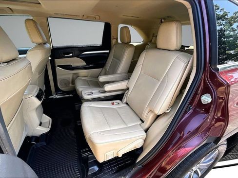 Used 2019 Toyota Highlander XLE AWD/4WD image 22