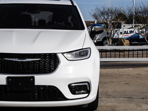 Used 2023 Chrysler Pacifica Limited image 47