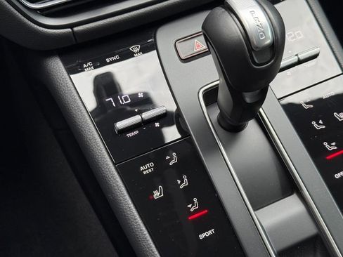 Used 2025 Porsche Macan AWD/4WD image 39