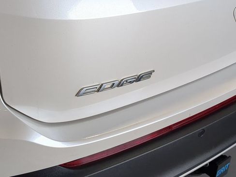 Used 2018 Ford Edge Titanium w/ Equipment Group 301A AWD/4WD image 16
