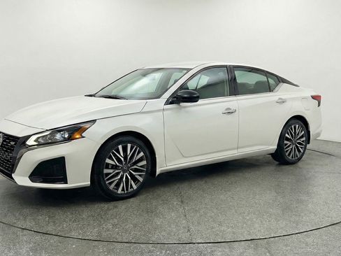 Used 2025 Nissan Altima 2.5 SV image 3