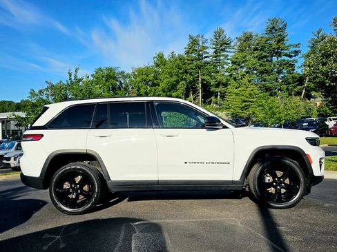 Used 2023 Jeep Grand Cherokee Limited w/ Black Appearance Package AWD/4WD image 7