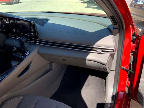 Used 2022 Hyundai Elantra SEL w/ Convenience Package FWD image 18