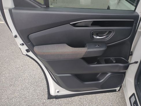Used 2025 Honda Pilot Sport image 27