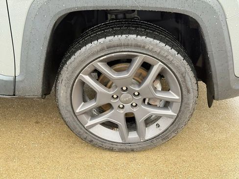 Used 2021 Jeep Renegade Latitude AWD/4WD image 9
