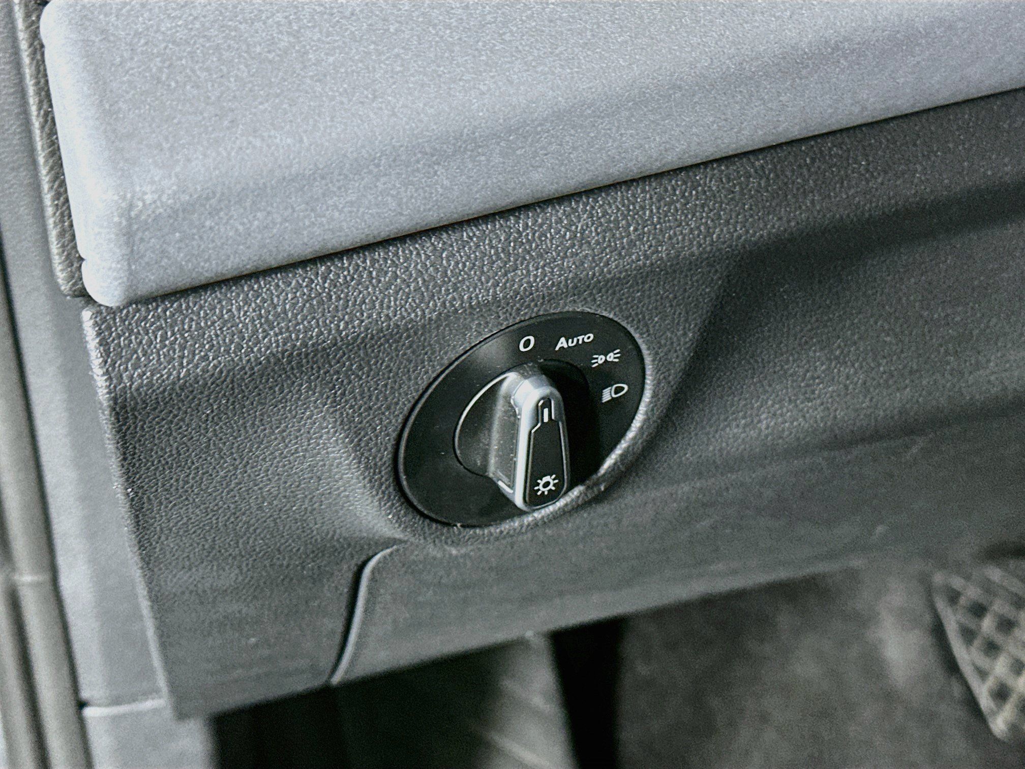 Used 2025 Volkswagen Jetta SE FWD image 17