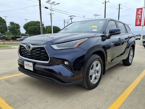 Used 2023 Toyota Highlander LE FWD image 1