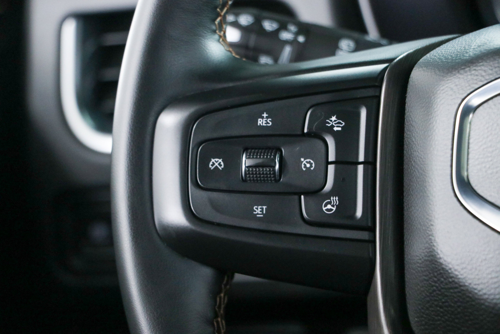 Used 2023 GMC Yukon AT4 w/ Technology Package AWD/4WD image 14