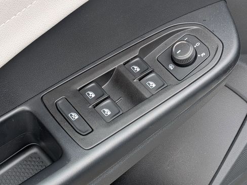 Used 2025 Volkswagen Taos SEL image 13