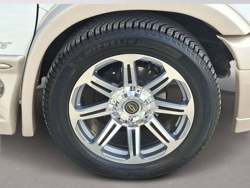 Used 2018 Chevrolet Express 2500 w/ Enhanced Convenience Package image 7