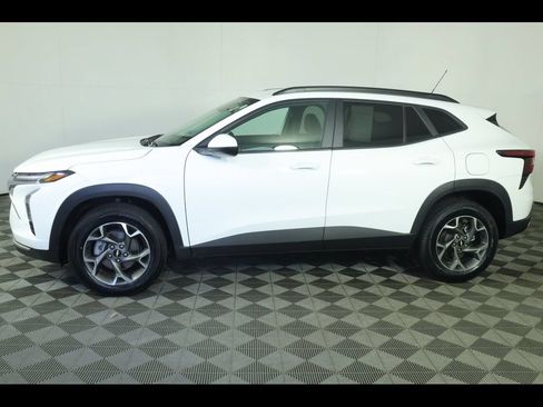 Used 2025 Chevrolet Trax LT w/ LT Convenience Package FWD image 5