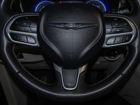 Used 2022 Chrysler Pacifica Touring-L image 11