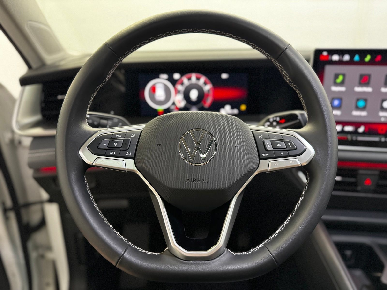 Used 2025 Volkswagen Tiguan SE AWD/4WD image 20