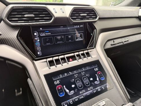 Used 2023 Lamborghini Urus Performante AWD/4WD image 22