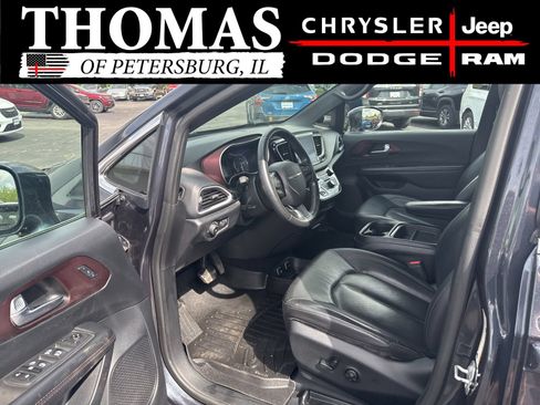 Used 2020 Chrysler Pacifica Touring-L FWD image 9