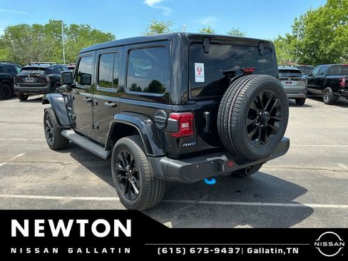 Used 2023 Jeep Wrangler Unlimited Sahara w/ Cold Weather Group AWD/4WD image 5