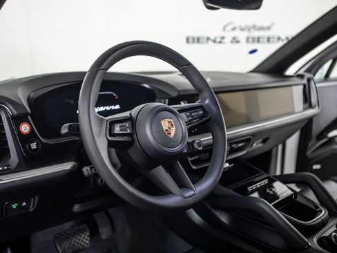 Used 2025 Porsche Cayenne AWD/4WD image 21