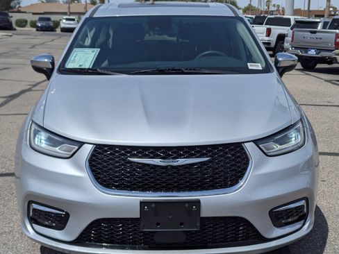 Used 2023 Chrysler Pacifica Limited FWD image 6