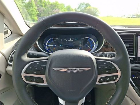 Used 2023 Chrysler Pacifica Limited FWD image 20