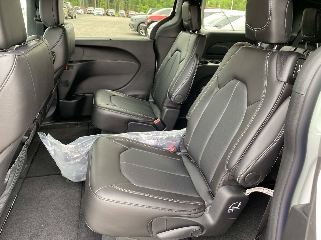 New 2027 Chrysler Pacifica Select AWD/4WD image 7