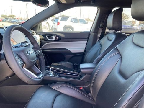 Used 2025 Jeep Compass Limited image 10