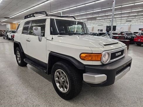 Used 2013 Toyota FJ Cruiser 4WD w/ Upgrade Pkg image 3