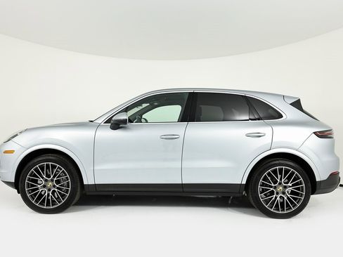 Used 2022 Porsche Cayenne Platinum Edition image 2