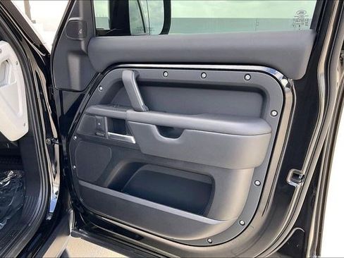 Used 2025 Land Rover Defender 110 X-Dynamic SE image 29