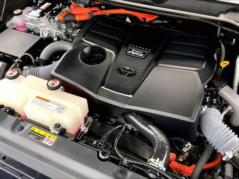 Used 2024 Toyota Tundra Limited AWD/4WD image 32