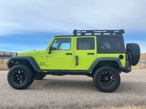 Used 2017 Jeep Wrangler Unlimited Sport w/ Quick Order Package 23S AWD/4WD image 2