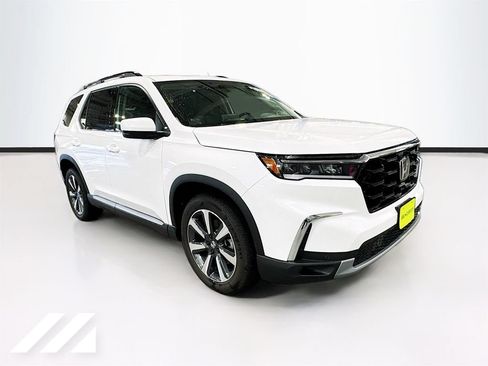 Used 2025 Honda Pilot Touring image 3