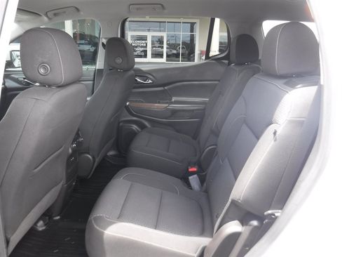 Used 2022 GMC Acadia SLE w/ LPO, Floor Liner Package FWD image 9