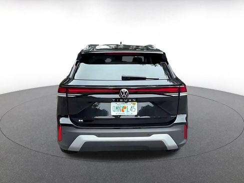 Used 2026 Volkswagen Tiguan SE FWD image 10