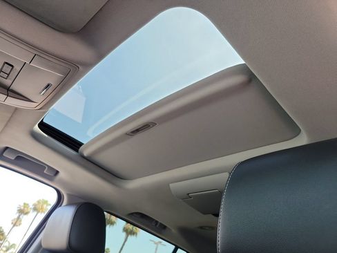 Used 2016 Chevrolet Suburban LT RWD image 18