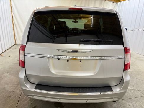 Used 2012 Chrysler Town & Country Touring-L w/ Premium Group FWD image 7