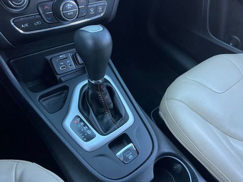 Used 2017 Jeep Cherokee Limited image 26