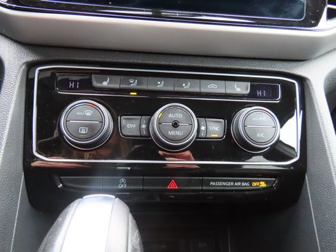 Used 2022 Volkswagen Atlas Cross Sport SE w/ Panoramic Sunroof Package image 28