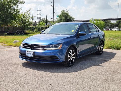 Used 2017 Volkswagen Jetta SE FWD image 2