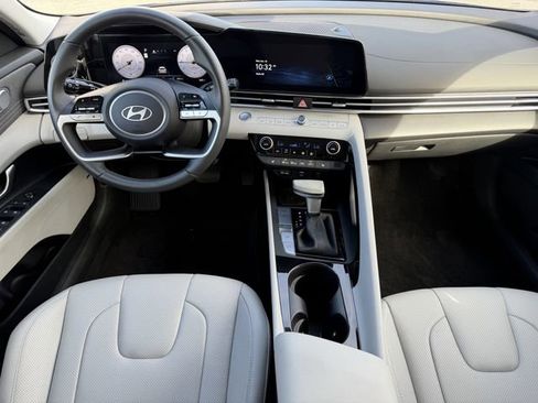 Used 2025 Hyundai Elantra Limited FWD image 4
