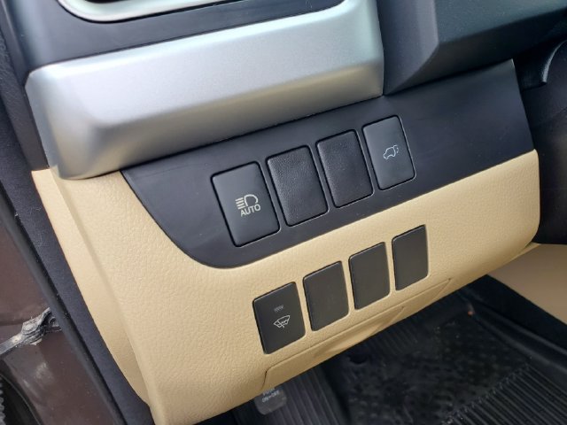 Used 2017 Toyota Highlander XLE AWD/4WD image 19